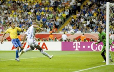الهدف الذي سجله هنري في مرمى البرازيل هو الهدف الاول الذي يسجله هنري اثر تمريرة من زيدان في أكثر من 50 مباراة خاضها الاثنان سويا مع المنتخب الفرنسي