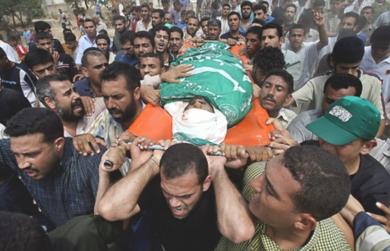 فلسطينيون يشعيون جثمان الشهيد اسماعيل المصري 