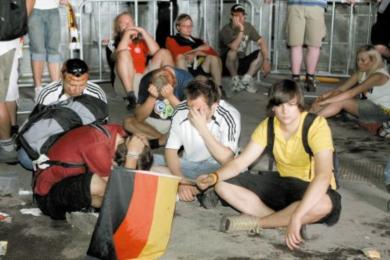 الجماهير الالمانية في لحظة حزن بعد خروج فريقهم من المونديال