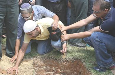 اقارب الجندي الاسرائيلي في لحظة حزن أثناء تشييع جثمانه يوم أمس