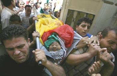 فلسطينيون يشيعون جثمان احد القتلى
