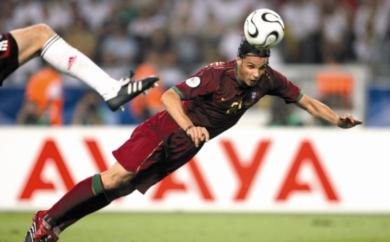 نونو جوميز يطير واضعا الكرة في مرمى (كان) مسجلا هدف البرتغال الوحيد