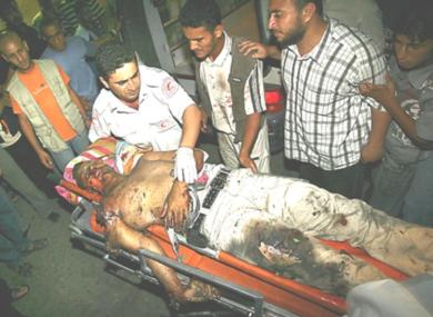 فلسطينيون ينقلون جثة احد القتلى
