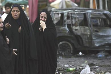 نساء عراقيات يبكين بعد مقتل عشرة في تفجيرات استهدفت الطائفة الشيعية في العراق