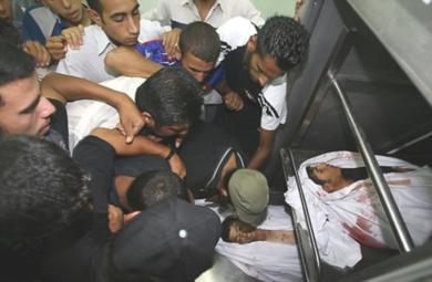 فلسطينيون يلقون النظرة الاخيرة لشهداء قتلوا في قصف أمس
