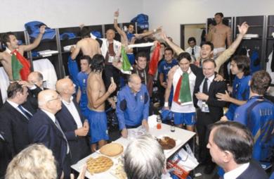 لاعبو المنتخب الايطالي احتفلوا في غرفة الملابس بالفوز الكبير