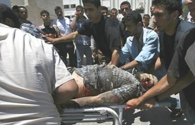 فلسطينيون يحملون جثة الشهيد ابو صلاح الذي قتل في القصف الاسرائيلي يوم أمس
