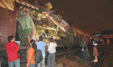 سبعة انفجارات بالعبوات الناسفة استهدفت شبكة القطارات في بومباي 