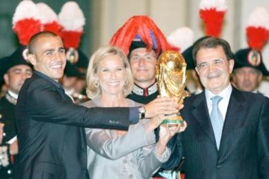 رئيس وزراء ايطاليا وقائد المنتخب الايطالي يرفعان الكأس أمام الجماهير 
