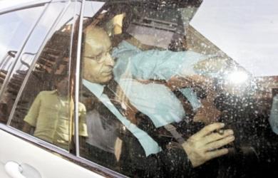 لوتشانو موجي اثناء خروجه من المحكمة