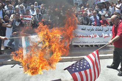 متظاهرون يحرقون العلمان الاسرائيلي والامريكي