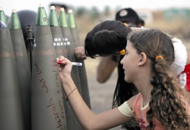 صبيات إسرائيليات كتبن يوم أمس رسائل على قذائف مدفعية مهيأة للانطلاق على جنوب لبنان تقول إحداها «إلى نصر الله مع حبي»