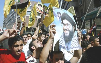 متظاهرون سوريون يحتجون على الغارات الإسرائيلية التي تستهدف مدنيين في لبنان