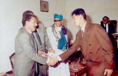 الرئيس القائد أثناء تكريمه للكابتن البريد عام 1993م