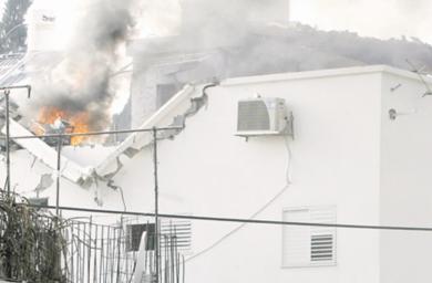 منزل مدمر والنيران تشتعل فيه بعد اصابته بصواريخ لحزب الله في مدينة نهاريا يوم أمس