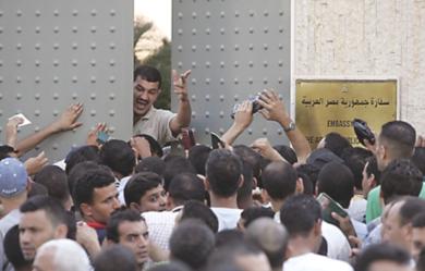 اشتباكات بالأيدي بين رجال شرطة يرتدون زيا مدنيا ومحتجين عند باب الجامع الأزهر 
