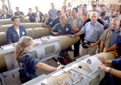 رئيس الوزراء الإسرائيلي يزور إحدى القواعد الجوية ويشاهد القنابل المستخدمة في الغارات على لبنان والتي بلغت 4500 غارة حتى أمس