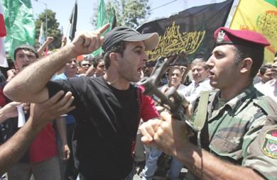 متظاهرون يشتبكون مع افراد من الامن الفلسطيني يوم أمس