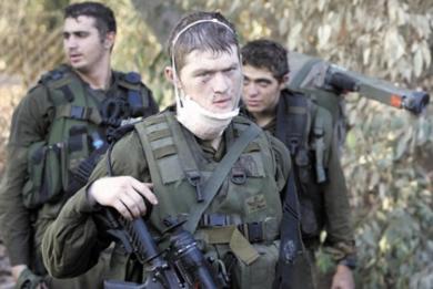 جنود اسرائيلون يعودون إلى الديار بعد جرحهم في معارك مع حزب الله في بنت جبيل أمس