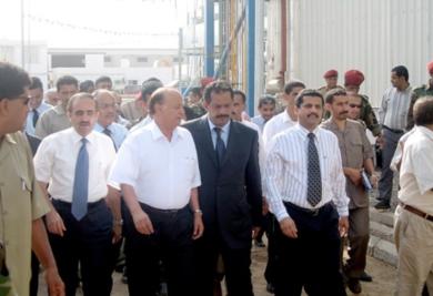 نائب الرئيس ووزير الكهرباء ومحافظ عدن ونائبه يتجولون في أقسام مشروع محطة عدن