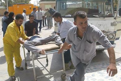 عراقيون ينقلون احد الجرحى إلى احدى المستشفيات الحكومية 