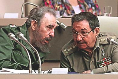 صورة من الارشيف للزعيم الكوبي فيدل كاسترو وشقيقه راوول كاسترو