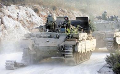 دبابة إسرائيلية أصيبت في المعارك مع حزب الله تصل إلى الحدود الإسرائيلية اللبنانية أمس