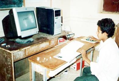 طالب من مدرسة 30 نوفمبر يتعلم الكمبيوتر