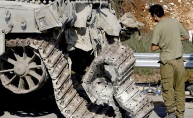 جندي اسرائيلي يقف بقرب دبابة مدمرة على الحدود الشمالية لاسرائيل بعد العودة بها من جنوب لبنان امس الاول