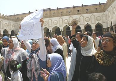 متظاهرون في الجامع الازهر يحتجون على العدوان الاسرائيلي في لبنان