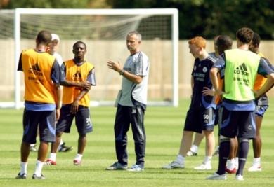 مورينيو يجهز لاعبيه لمرحلة بدء الدوري الانجليزي