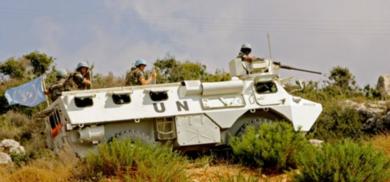 قوات حفظ السلام الدولية تنتشر في بلدة الناقورة اللبنانية على الحدود أمس