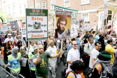 متظاهرون في شوارع لندن أمس يحملون لافتات تدعو الى وقف اطلاق النار في لبنان ومقاطعة إسرائيل واحضار مجرمي الحرب أمام العدالة