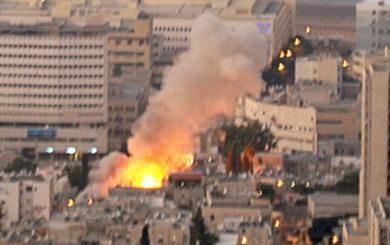 الحرائق تنتشر في حيفا بعد سقوط صواريخ حزب الله على وسط المدينة الإسرائيلية أمس