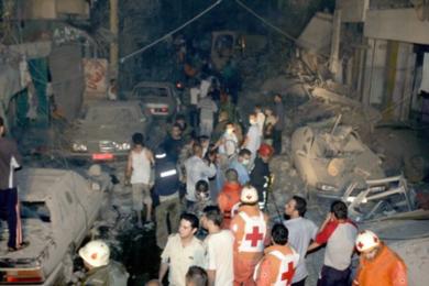 رجال الصليب الأحمر اللبناني وسكان محليون يتجمعون لمساعدة الضحايا من القصف الإسرائيلي لحي الشياح بضاحية بيروت الجنوبية أمس