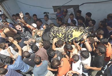 فلسطينيون يشيعون جثمان الشهيد راشد نجيب العمري