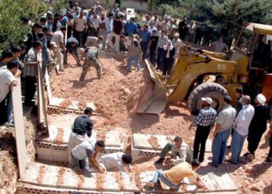 جرافة تحفر قبورا لتسعة قتلى في قصف اسرائيلي على بعلبك