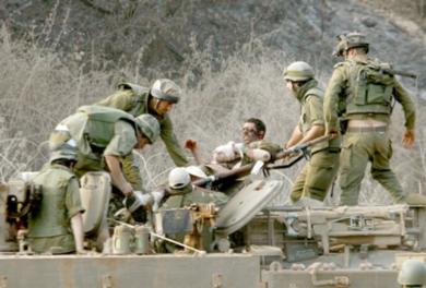 جنود إسرائيليون يساعدون جرحى في القتال