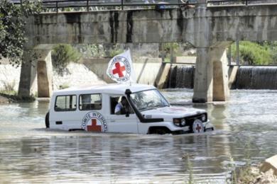 سيارة تابعة للصليب الأحمر تتوقف عن الحركة في نهر الليطاني بعد محاولتها العبور أمس