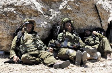 جنود اسرائيليون منهكون ويخلدون للنوم بعد عودتهم من جنوب لبنان بعد قتال ضار