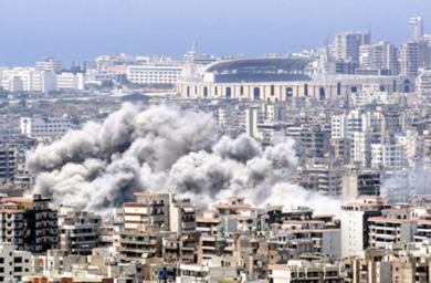 سحب الدخان ترتفع من ضاحية بيروت الجنوبية بعد غارة جوية عليها يوم أمس