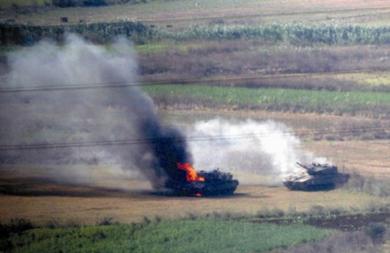 دبابة إسرائيلية تحترق إثر المعارك العنيفة يوم أمس الأول مع مقاتلي حزب الله في مرجعيون بجنوب لبنان