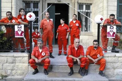 رجال الصليب الأحمر اللبناني معتصمون احتجاجا على مقتل زميل لهم في غارة إسرائيلية على السيارات القادمة من مرجعيون أمس الأول