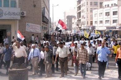 قيادة محافظة عدن تتقدم المسيرة التضامنية أمس