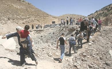 لبنانيون يعودون إلى ديارهم بعد انتهاء القصف الاسرائيلي 