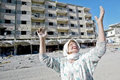 عجوز لبنانية بعد ان غادرت منزلها المخرب في قرية بنت جبيل جنوب لبنان