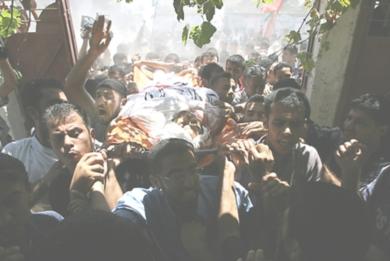 فلسطينيون يشيعون احد القتلى 