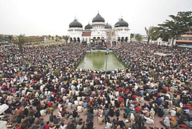 عشرات الآلاف من ابناء إقليم اتشيه حول المسجد ذي القبة السوداء 