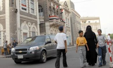 سيارة سعودية تسير في أحد شوارع كريتر المتفرع من تقاطع البنوك
