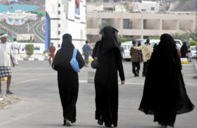 نساء يمنيات يمشين أمام مجمع (عدن مول) في كريتر محافظة عدن